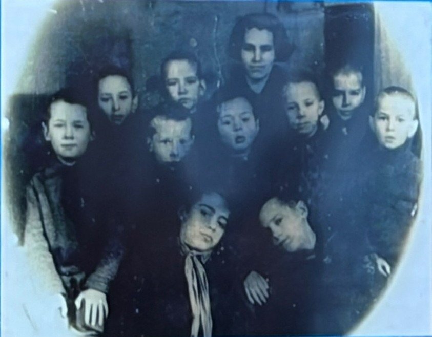 Воспитатель Ольга Павловна Орлова с воспитанниками интерната Эрмитажа, мальчиками из группы младших школьников. Ляды. 1942/43 годы. Фото: Музей РГПУ имени А.И.Герцена