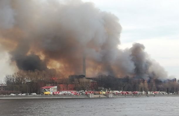Сотрудники центрального аппарата МЧС выехали на место пожара в Невской мануфактуре
