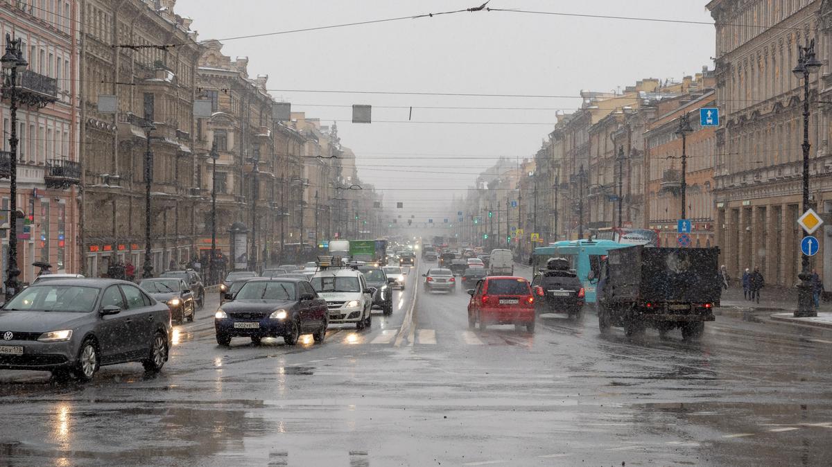 Утро понедельника петербуржцы проводят в девятибалльных пробках