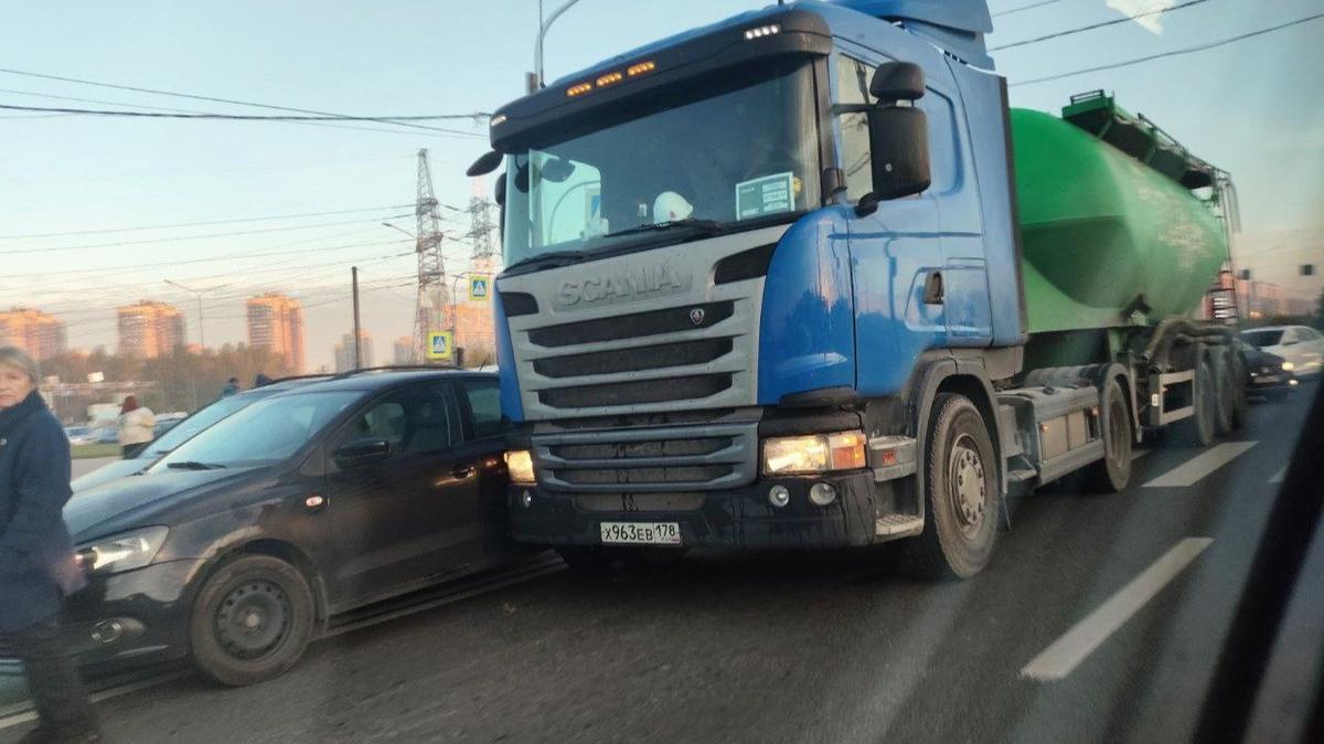 ДТП на Парнасе спровоцировало пробки на въезде в город