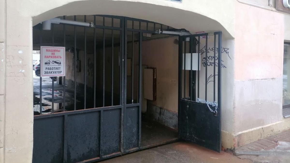 КГИОП подтвердил, что исторические ворота дома № 13 на 18-й линии В. О. спилили без согласования