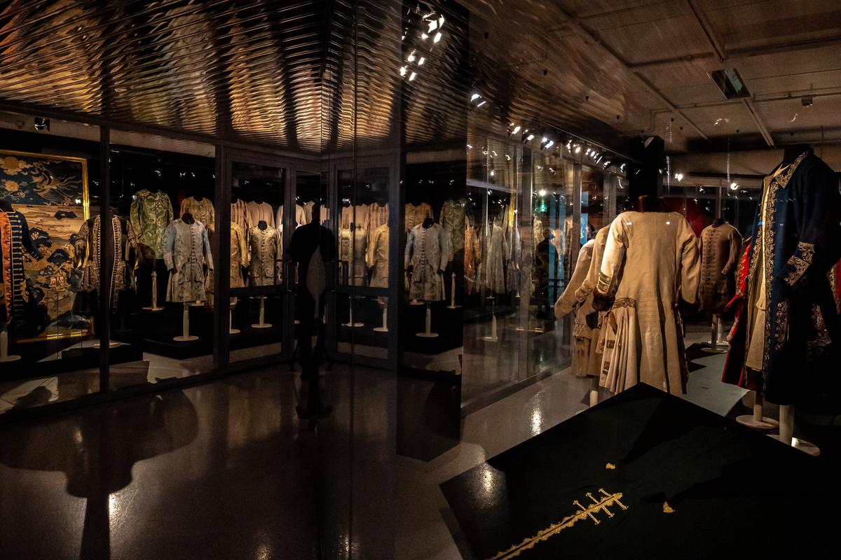 В экспозиции представлено более 300 костюмов и аксессуаров Петра Великого. Фото: Олег Золото / MR7