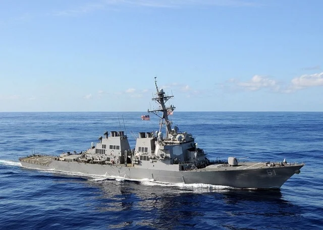 800px-US_Navy_080906-N-1082Z-142_The_guided-missile_destroyer_USS_Ramage_(DDG_61)_transits_the_Atlantic_Ocean