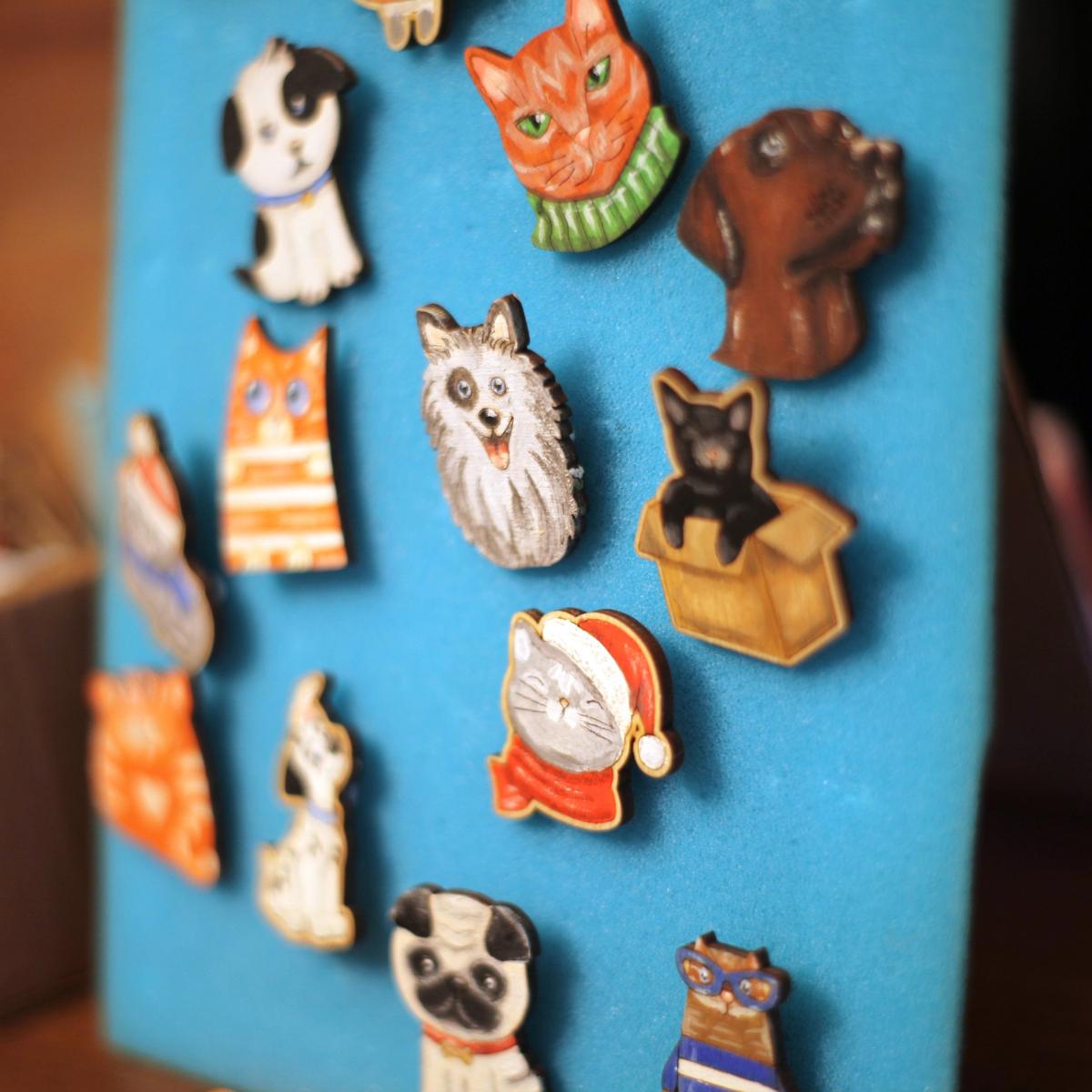 Деревянные брошки с подопечными приюта. Фото: соцсети Лофт проекта «Этажи»