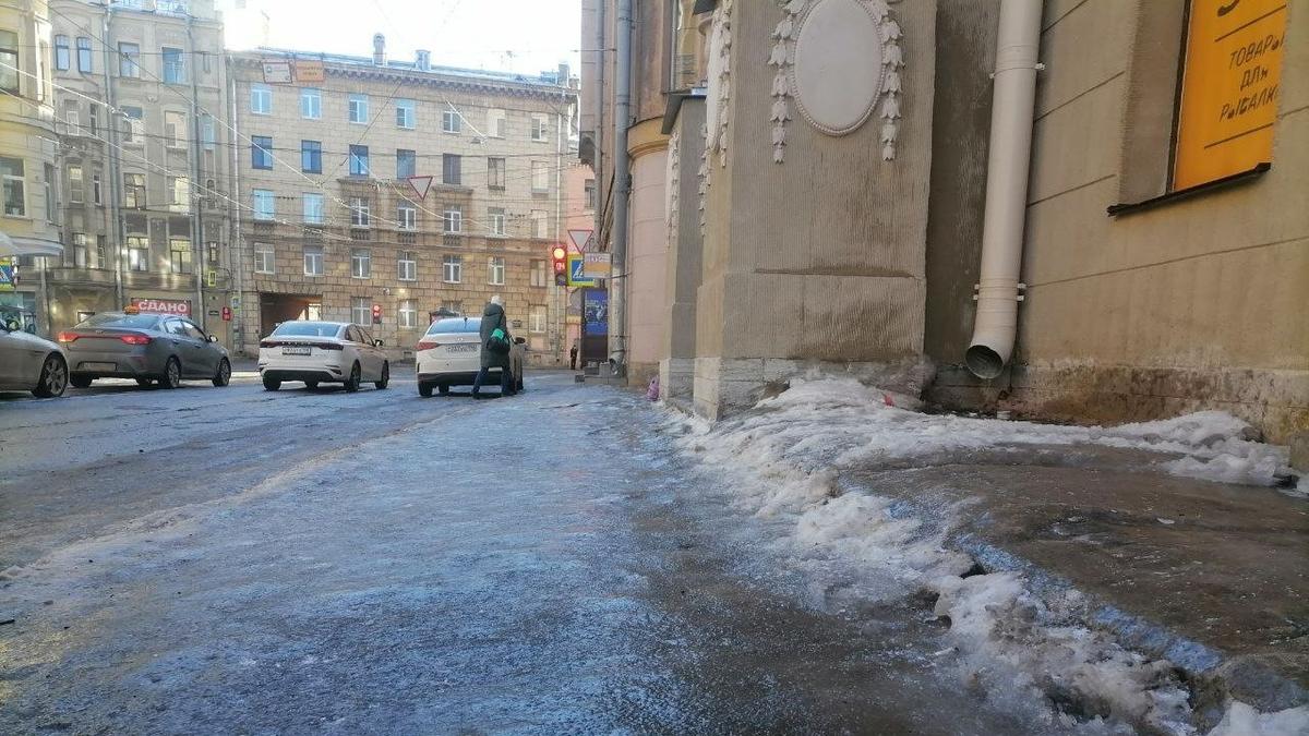 После падения на льду минимум 108 петербуржцев обратились за медицинской помощью