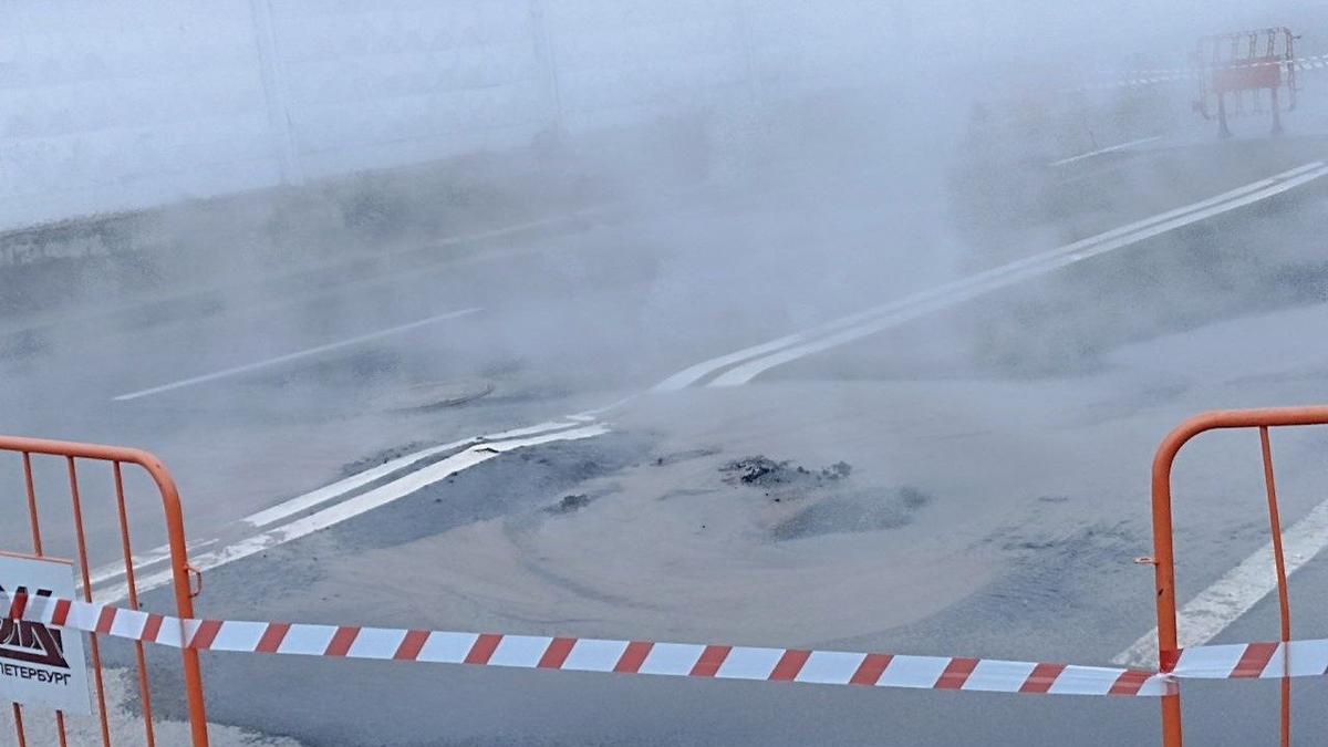 Трубу прорвало на улице Генерала Хрулёва в Петербурге