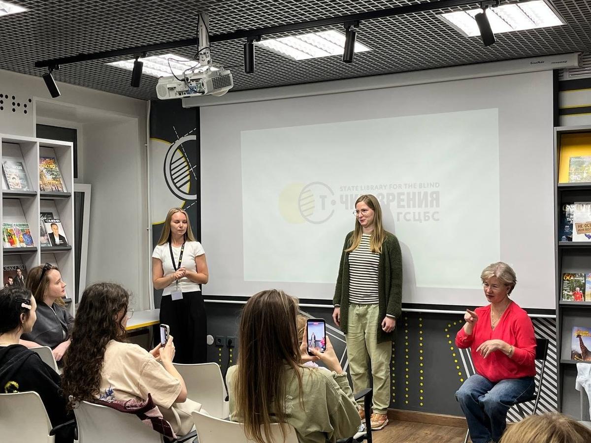 Елизавета Хломова (посередине) перед показом мультфильма. Фото: Любовь Смирнова / МР7
