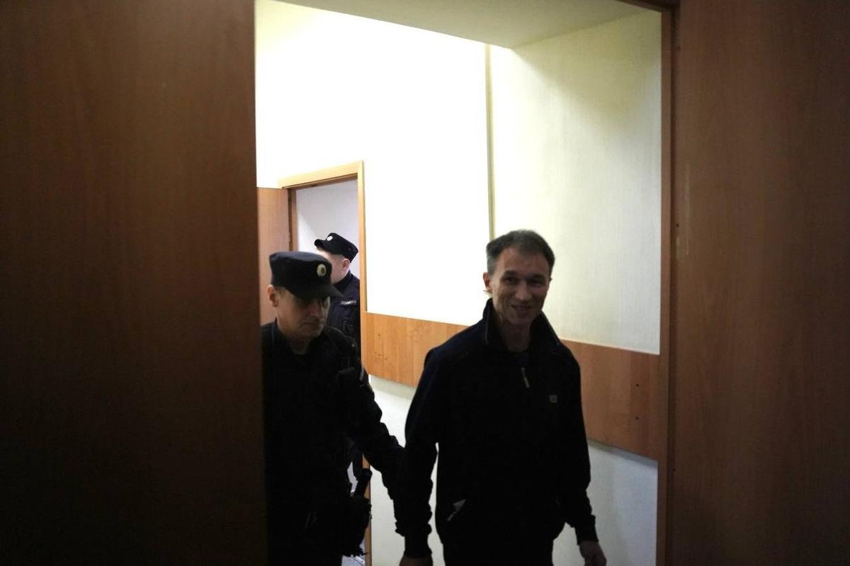 Из зала суда Григория выводили уже без наручников. Фото: Павел Борисенко / MR7