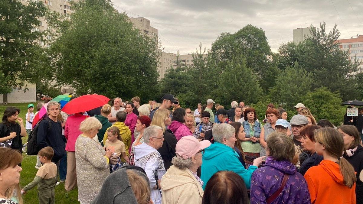 Местный бунт: жители Выборгского района не хотят новую школу — им нужна  детская площадка