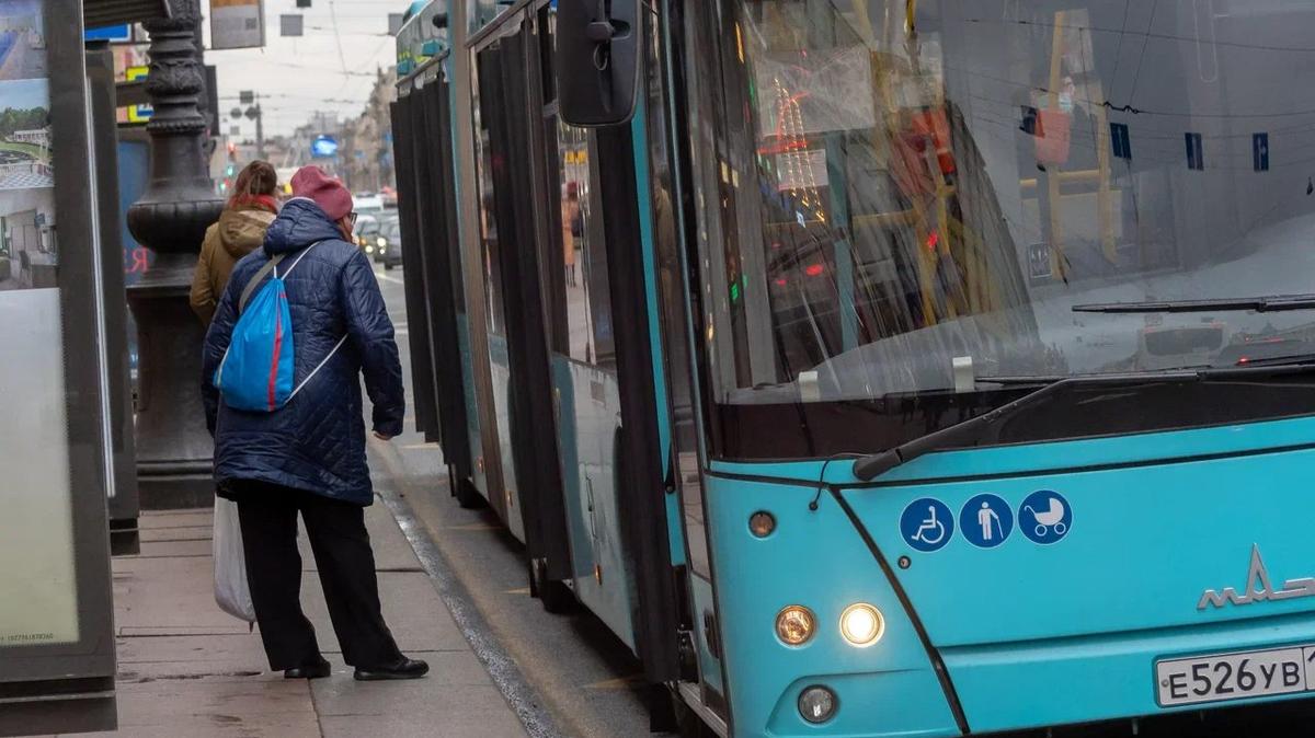 На Старо-Петергофском проспекте мужчина выстрелил в водителя автобуса