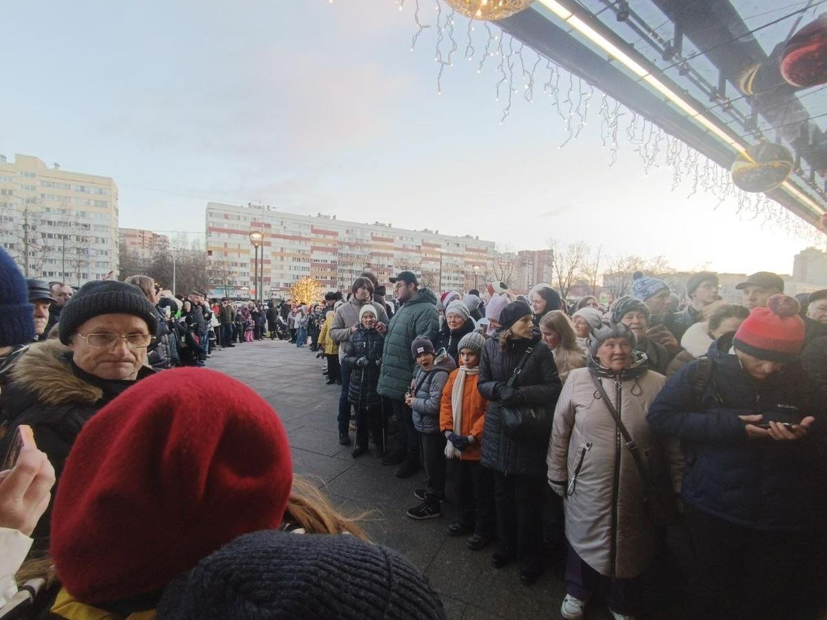 Коридор, созданный перед приездом губернатора на станцию «Юго-Западная». Фото: Катерина Иванова / MR7