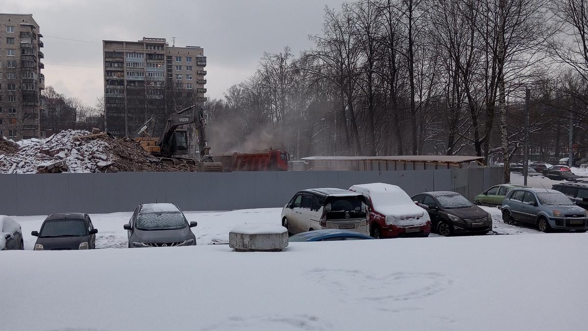 Госстройнадзор не против: градозащитники проследили за судьбой вывозимых руин ВНИИБ