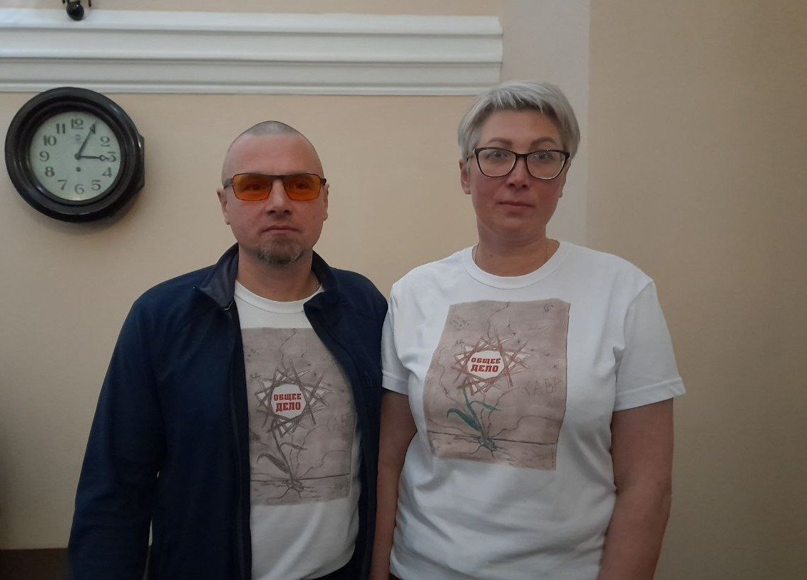 Даниэль и Татьяна Балазейкина в суде в футболках с фразой «Общее дело». Егор заканчивает ею свои письма. Фото: Анна Мотовилова / MR7