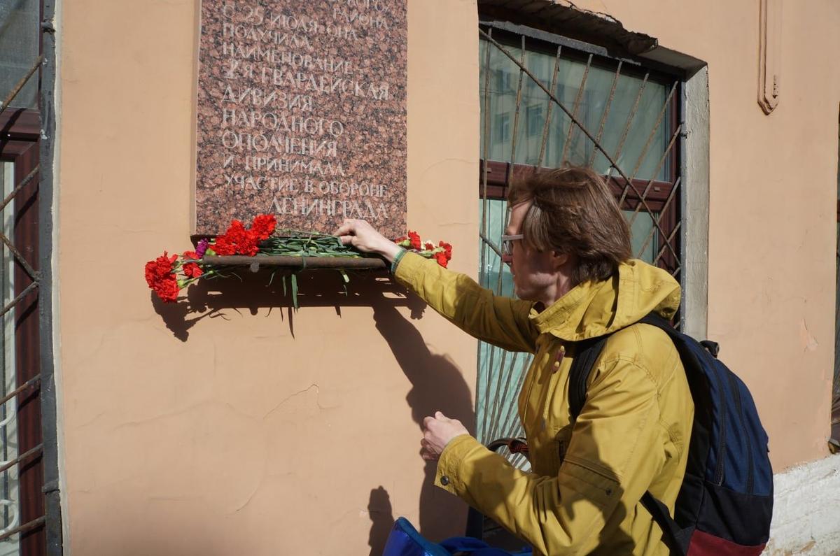 9 мая 2022 года активисты принесли цветы к зданию, где училась Берггольц и где в июле 1941 года формировалась дивизия Народного ополчения Володарского района. Проспект Обуховской Обороны, 54. Фото: Живой город .