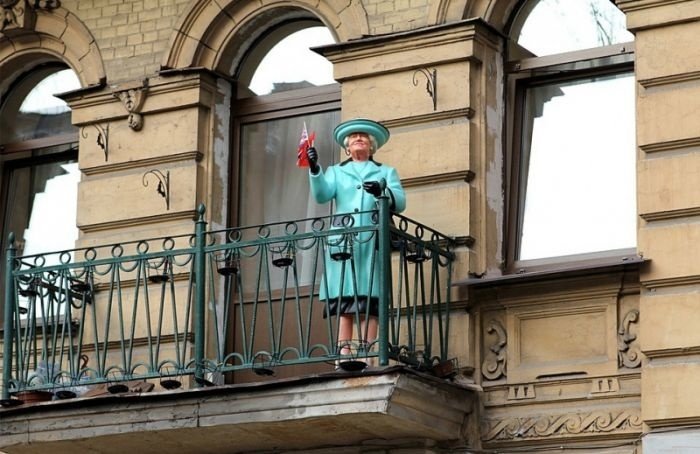 «Верните бабку на место!» Статуя Елизаветы II переместилась с балкона в дальний угол под тряпку