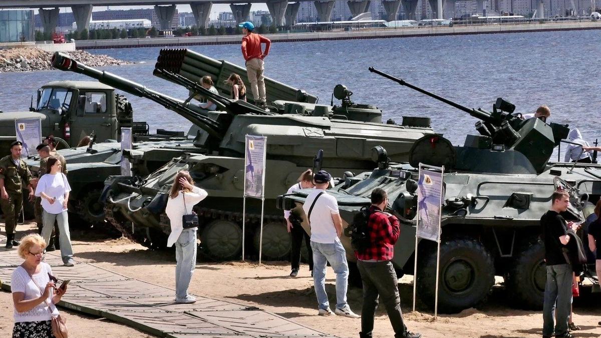 Песни про «дядю Вову», военные трофеи и запись в добровольцы — в парке 300-летия Петербурга рассказывают, в чём же сила