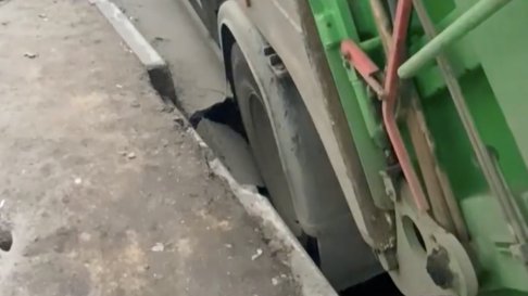 Асфальт провалился под тяжестью мусоровоза на Хошимина