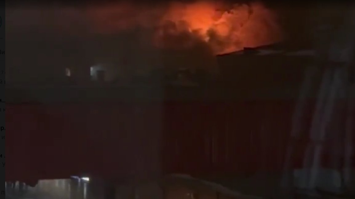 Сильный пожар тушат на Курляндской улице