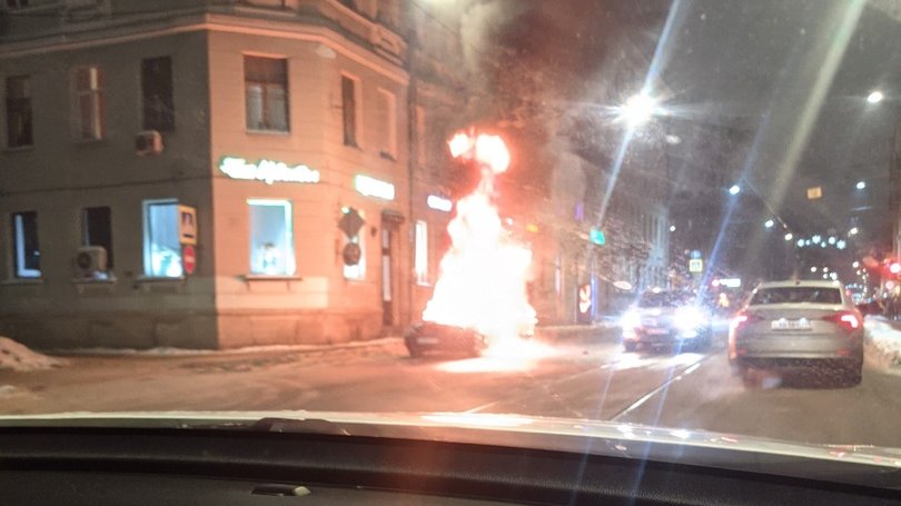 На Большом Сампсониевском проспекте загорелся автомобиль