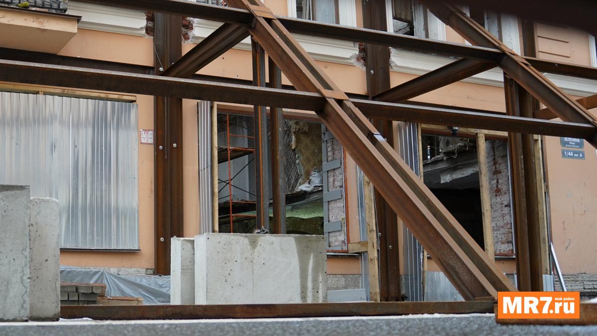 «Залезают по лесам». В пустующих квартирах полуобрушевшегося дома на Большой Зелениной нашли следы взлома