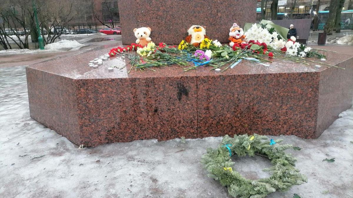 Неизвестные разрушили стихийный мемориал погибшим в Днепре