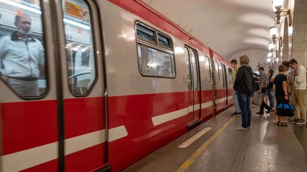 На красной ветке метро снова проблемы: с «Проспекта Ветеранов» не смог отправиться поезд