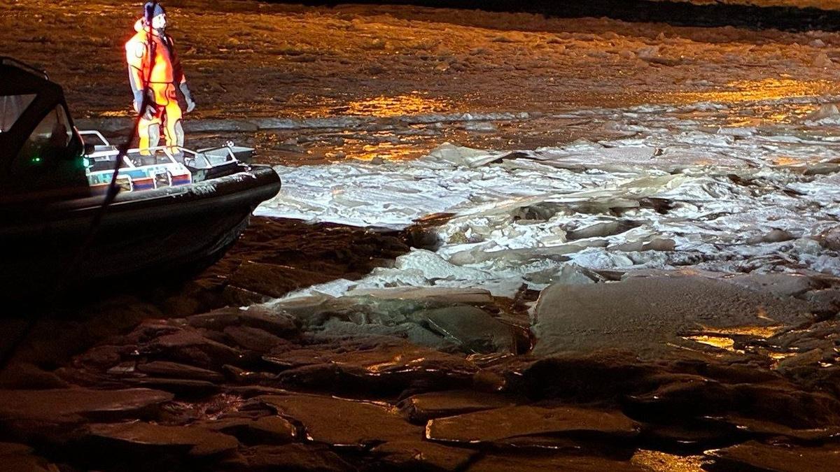 Разрушение шуги на реке Оять. Фото: Аварийно-спасательная служба Ленобласти