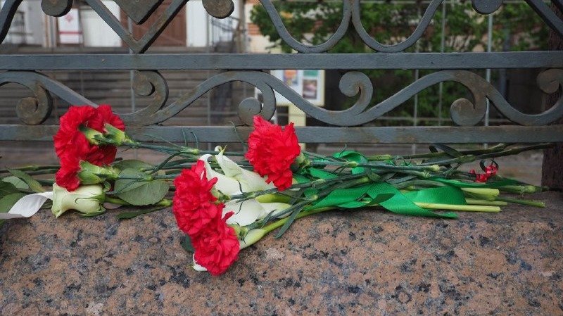 Цветы у Большой хоральной синагоги в Петербурге. Фото: Дмитрий Абрамов / MR7