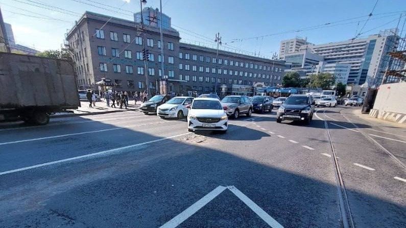 Аварийные работы Водоканала сузили проезжую часть у Московских ворот