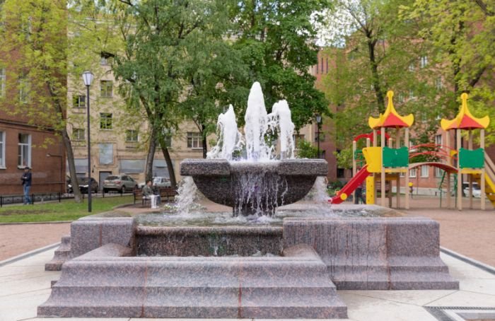В Адмиралтейском районе Петербурга в одном из дворов открыли фонтан
