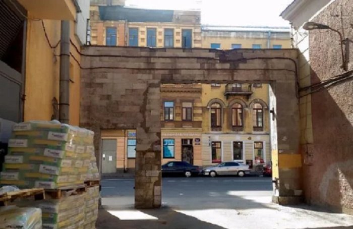 В Смольном требуют демонтировать арку на Рижском проспекте