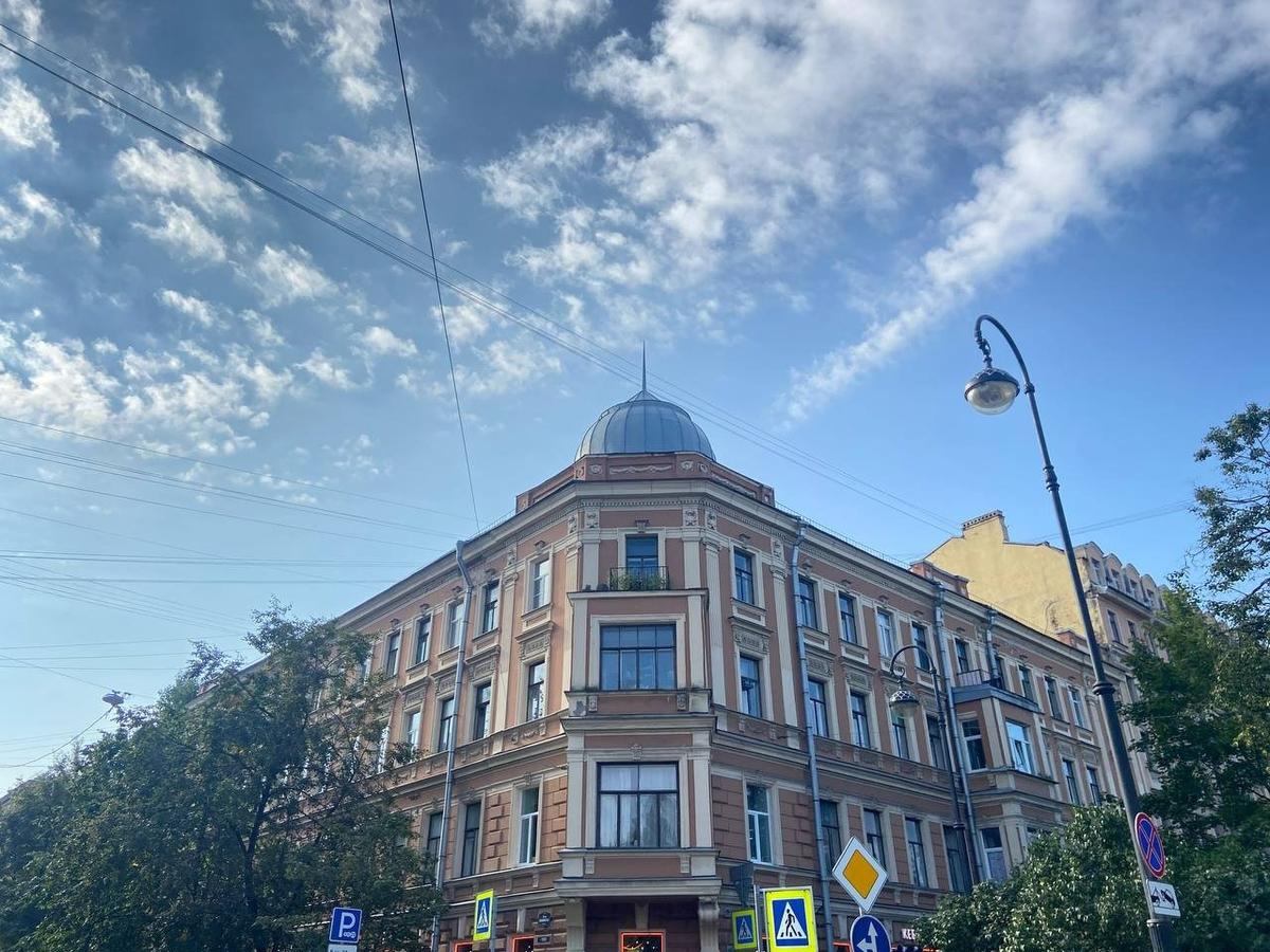 Дом с эркером на Васильевском острове, на втором этаже которого в коммунальной квартире живут Анастасия Полозова с мужем Дмитрием Ворониным. Фото: Валерия Шимаковская / MR7