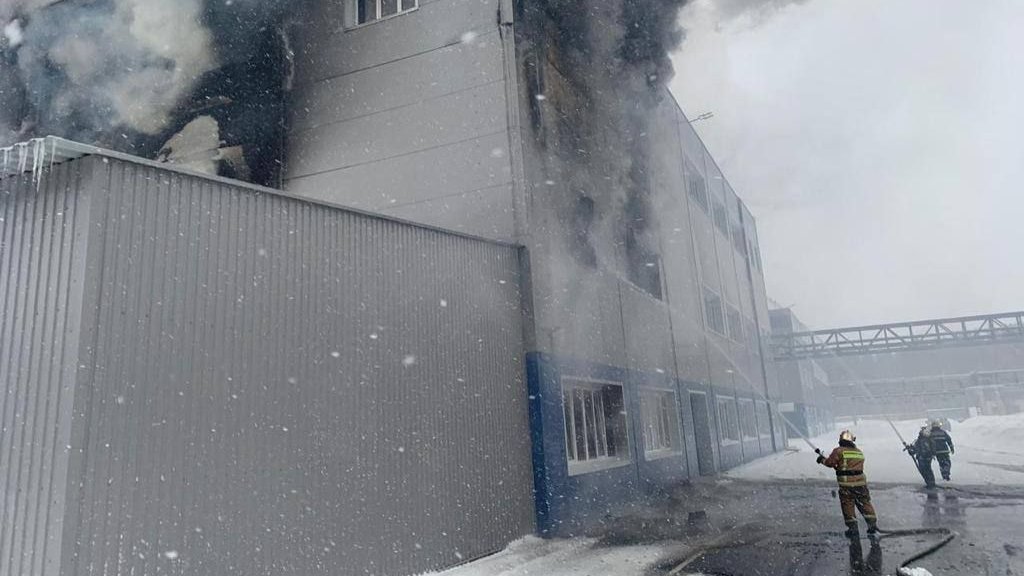В Луге загорелся завод по производству бытовой химии