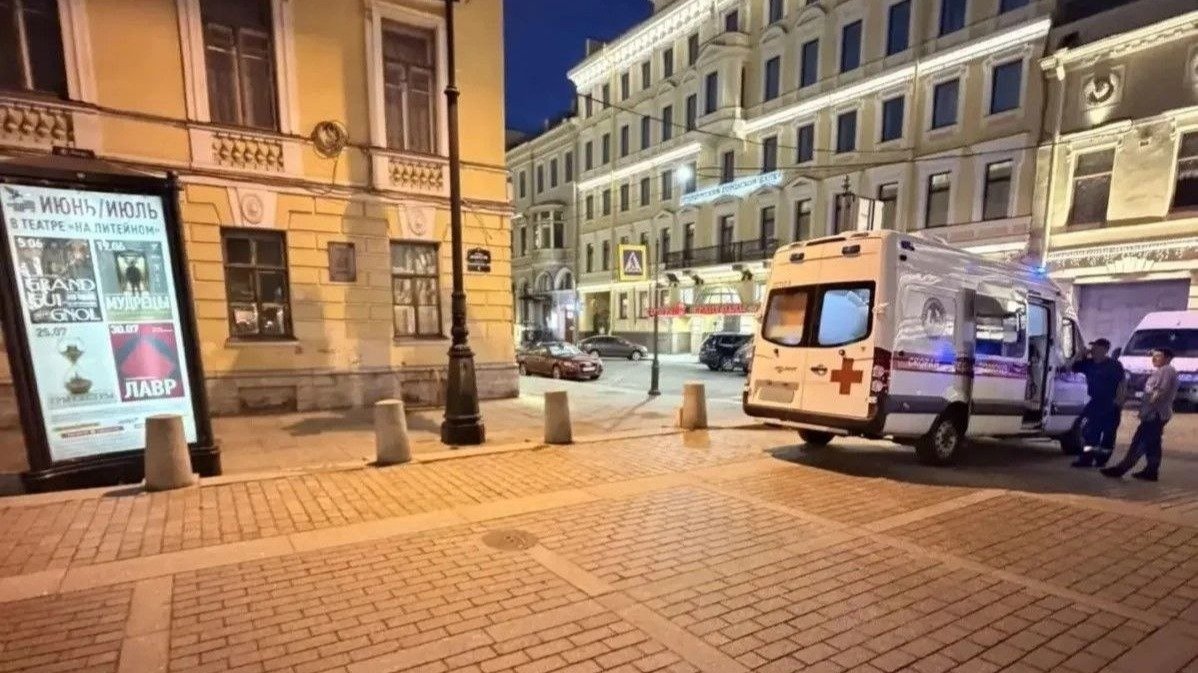 Приехавшего по вызову фельдшера скорой помощи ударили бутылкой по голове в центре Петербурга