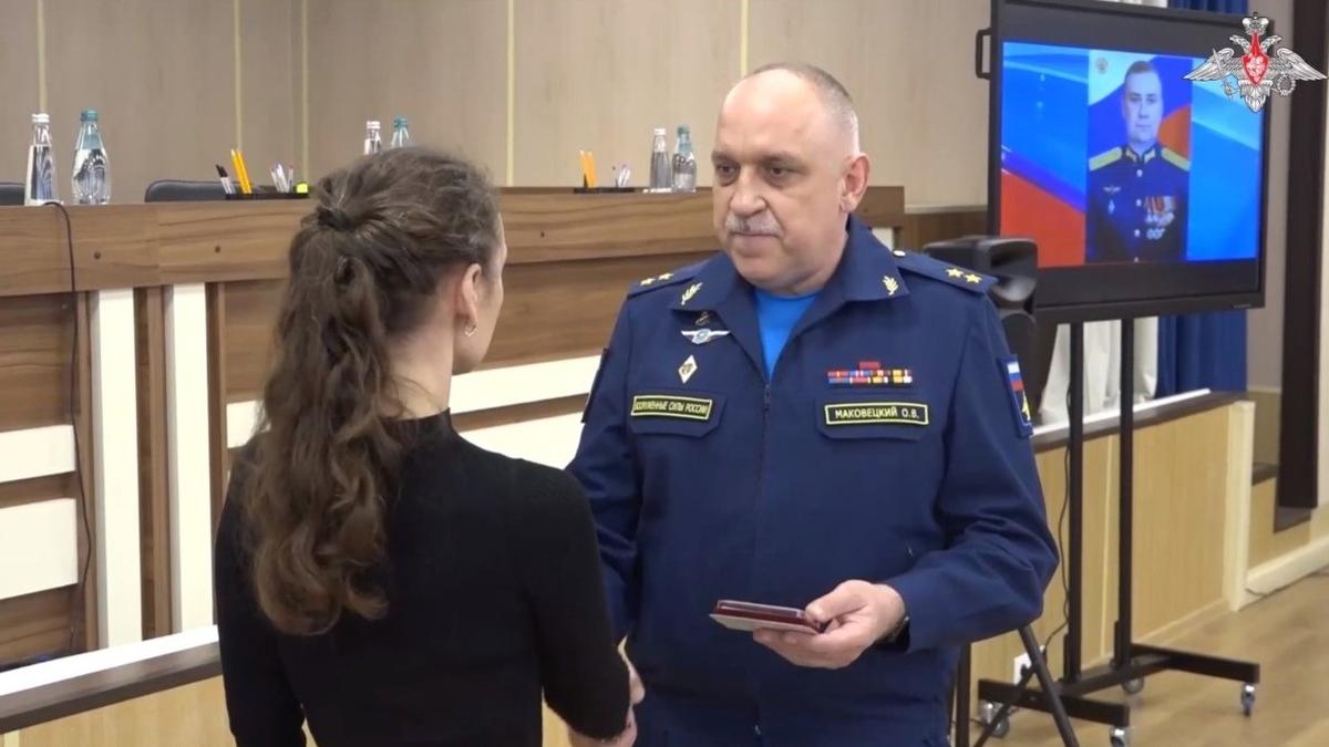 Вдове погибшего в СВО лётчика Михаила Абраменко вручили звезду Героя России